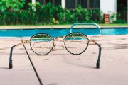 Brille am Pool stellt Objektorientierte Programmierung dar
