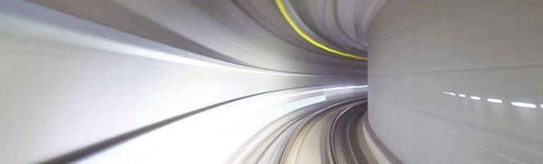Verschwommene futuristische Tunnelfahrt. Deep Learning ist die Zukunft.